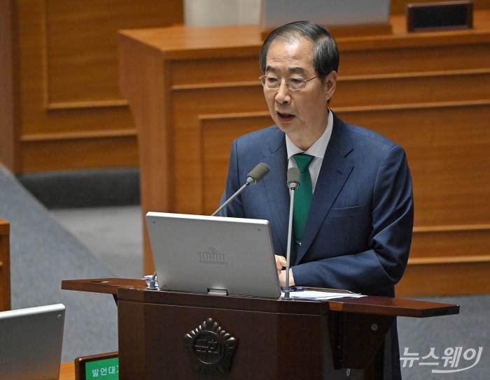 한덕수 국무총리가 11일 서울 여의도 국회 본회의장에서 열린 대정부질문 경제 분야에서 이언주 더불어민주당 의원의 티메프 사태의 피해 구제 관련 질의에 답하고 있다. 사진=이수길 기자 Leo2004@newsway.co.kr