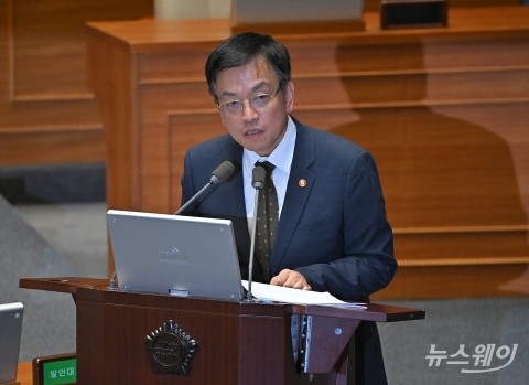 국회 대정부질문에서 답변하는 최상목 부총리 겸 기획재정부 장관