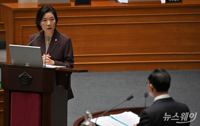 오영주 중소벤처기업부 장관이 11일 서울 여의도 국회 본회의장에서 열린 대정부질문 경제 분야에서 의원 질의에 답하고 있다. 사진=이수길 기자 Leo2004@newsway.co.kr