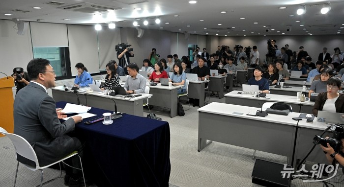 김병환 금융위원장이 12일 오후 서울 종로구 정부서울청사에서 열린 출입기자단 간담회에서 발언하고 있다. 사진=이수길 기자 Leo2004@newsway.co.kr