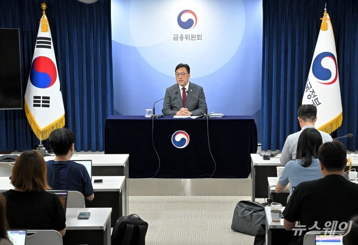 김병환 금융위원장이 12일 오후 서울 종로구 정부서울청사에서 열린 출입기자단 간담회에서 발언하고 있다. 사진=이수길 기자 Leo2004@newsway.co.kr