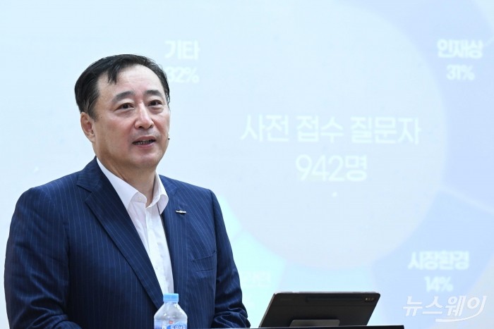 김남구 한국투자금융지주 회장이 12일 오후 서울 성북구 고려대학교 100주년 기념관에서 열린 '한국투자증권 채용설명회'에서 강연을 하고 있다. 사진=강민석 기자 kms@newsway.co.kr