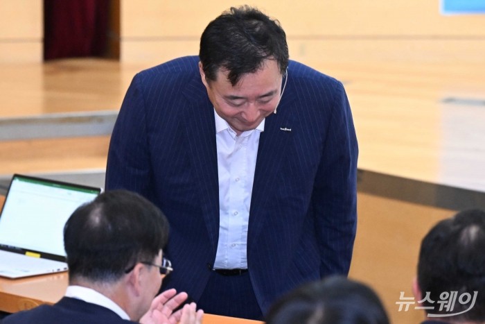 김남구 한국투자금융지주 회장이 12일 오후 서울 성북구 고려대학교 100주년 기념관에서 열린 '한국투자증권 채용설명회'에서 참석자들 향해 허리 숙여 인사하고 있다. 사진=강민석 기자 kms@newsway.co.kr