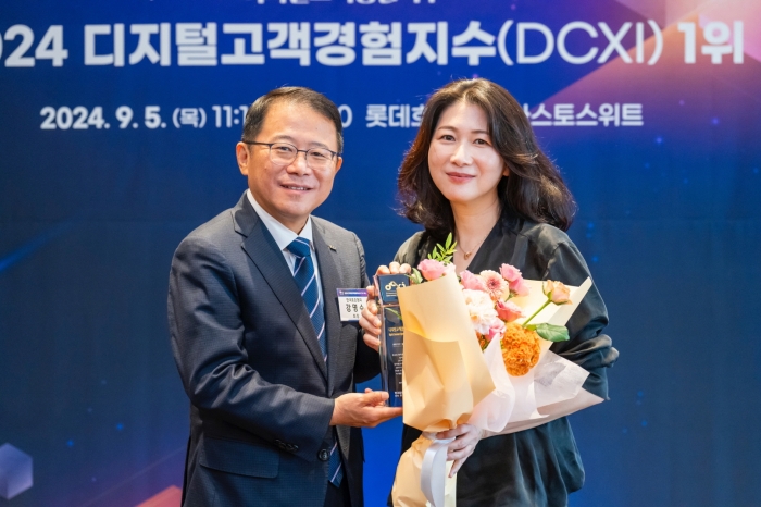 9월 5일 서울 소공동 롯데호텔에서 진행된 '디지털 고객 경험지수(DCXI)' 인증 수여식에서 한국표준협회 강명수 회장(왼쪽)과 삼성전자 이보나 상무(오른쪽)가 기념 촬영을 하고 있다. 사진=삼성전자 제공