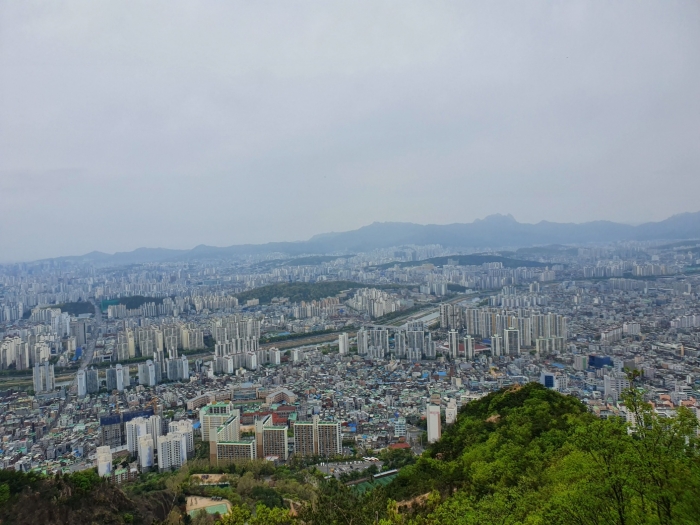 용마산에서 바라본 중랑구 면목동 일대 모습. 사진=장귀용 기자