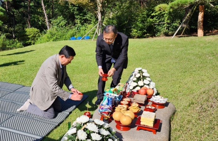 신동빈 롯데 회장이 지난 16일 울산광역시 울주군에 위치한 신격호 롯데 명예회장 선영을 찾아 참배하고 있다. 그 동안 신 회장은 연초와 명절에 신 명예회장 선영을 찾아 부친의 뜻을 기리며 참배해 왔다. 사진=롯데지주 제공