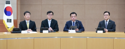 F4회의 &quot;美 금리 빅컷 맞춰 대응···가계부채 상승폭 둔화 예상&quot;