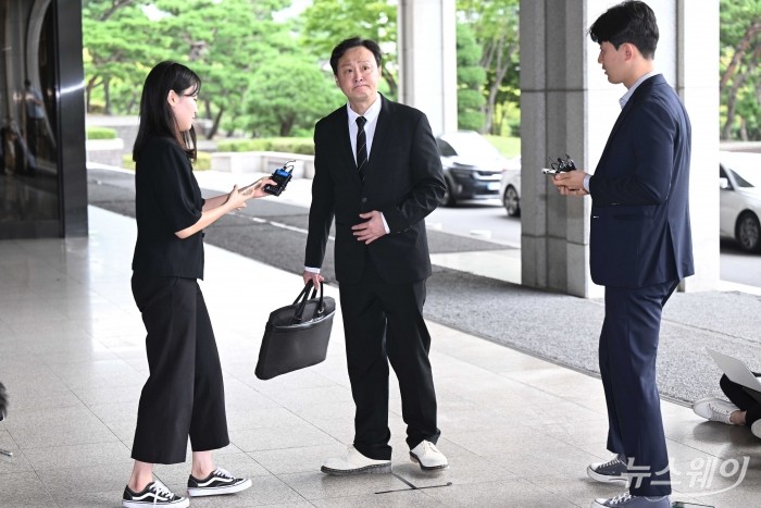 류광진 티몬 대표가 19일 오전 서울 서초구 중앙지방검찰청에서 열린 횡령·사기 혐의 관련 피의자 소환조사에 출석하고 있다. 사진=강민석 기자 kms@newsway.co.kr