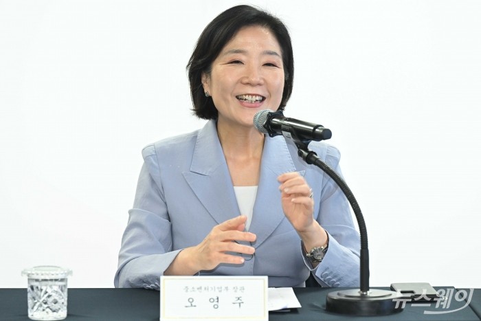 오영주 중소벤처기업부 장관이 19일 오후 서울 중구 전국은행연합회에서 열린 '중소기업 재직자 우대 저축공제' 업무협약식에서 축사를 하고 있다. 사진=강민석 기자 kms@newsway.co.kr