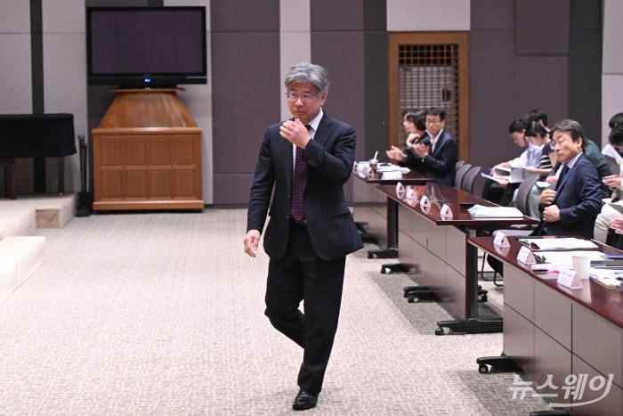 남동일 공정거래위원회 사무처장이 23일 오후 서울 중구 한국프레스센터에서 열린 '티몬·위메프 미정산 사태 방지를 위한 대규모유통업법·전자금융거래법 개정안' 공청회에서 인사말을 하기 위해 연단으로 오르고 있다. 사진=강민석 기자 kms@newsway.co.kr