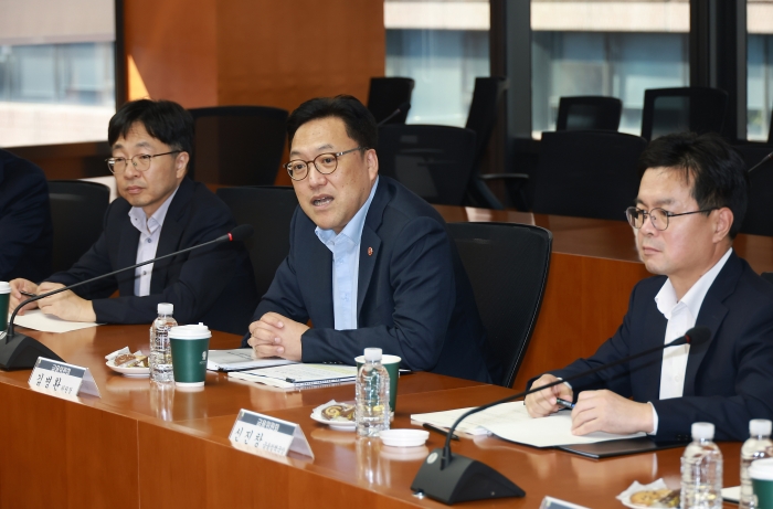 김병환 금융위원장이 23일 오후 서울 중구 한국금융연구원에서 개최한 '경제·금융연구기관장 간담회'에서 인사말을 하고 있다. 사진=금융위 제공