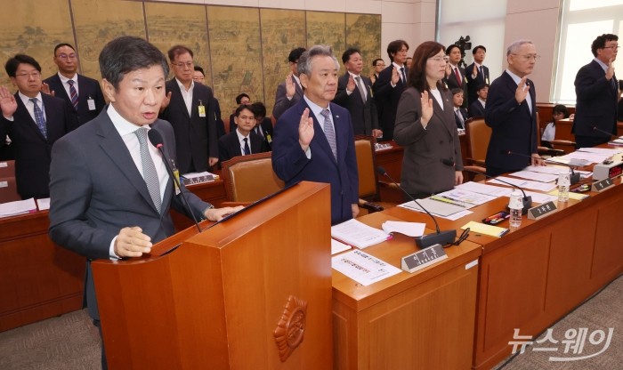 24일 오전 서울 여의도 국회에서 열린 문화체육관광위원회의 대한축구협회 등에 대한 현안질의에서 유인촌(오른쪽 두 번째) 문화체육관광부 장관, 정몽규(왼쪽) 대한축구협회장, 홍명보 축구 국가대표팀 감독 등이 증인 선서를 하고 있다. 사진=이수길 기자 Leo2004@newsway.co.kr