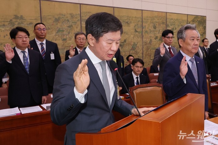 정몽규 대한축구협회장이 24일 오전 서울 여의도 국회에서 열린 문화체육관광위원회의 대한축구협회 등에 대한 현안질의에서 증인선서를 하고 있다. 사진=이수길 기자 Leo2004@newsway.co.kr