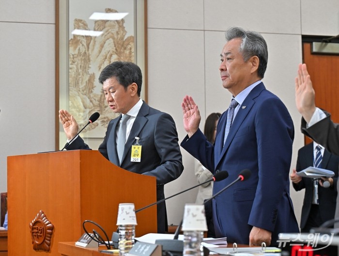 정몽규 대한축구협회장이 24일 서울 여의도 국회에서 열린 문화체육관광위원회의 대한축구협회 등에 대한 현안질의에서 증인 선서를 하고 있다. . 사진=이수길 기자 Leo2004@newsway.co.kr