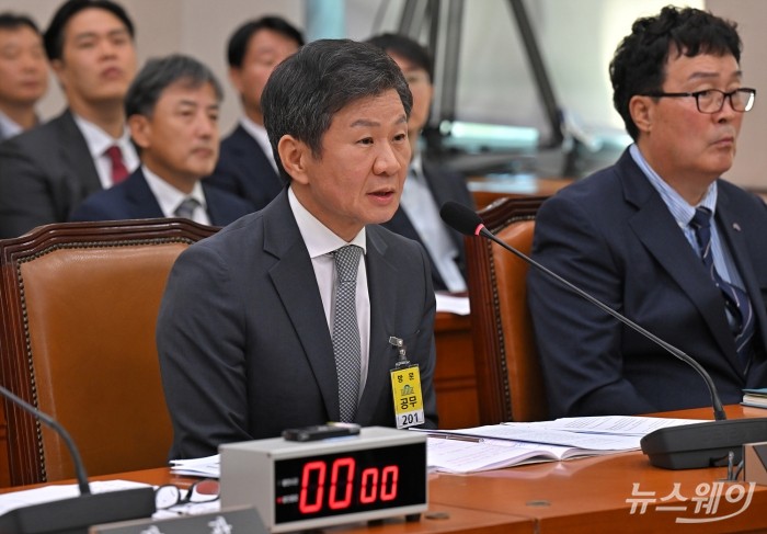 정몽규 대한축구협회장이 24일 오전 서울 여의도 국회에서 열린 문화체육관광위원회의 대한축구협회 등에 대한 현안질의에서 의원의 질의에 답하고 있다. 사진=이수길 기자 Leo2004@newsway.co.kr