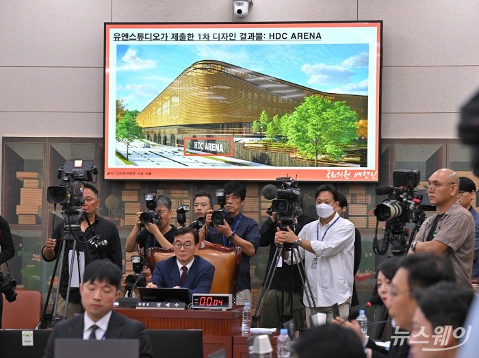 24일 오전 서울 여의도 국회에서 열린 문화체육관광위원회의 대한축구협회 등에 대한 현안질의에서 배현진 국민의힘 의원이 축협이 추진 중인 천안축구종합센터 사업과 관련해 HDC 현대산업개발의 개입 의혹을 제기하고있다. 사진=이수길 기자 Leo2004@newsway.co.kr