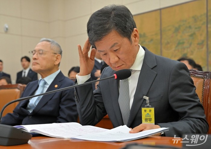 정몽규 대한축구협회장이 24일 오전 서울 여의도 국회에서 열린 문화체육관광위원회의 대한축구협회 등에 대한 현안질의에 참석해 자료를 확인하고 있다. 사진=이수길 기자 Leo2004@newsway.co.kr