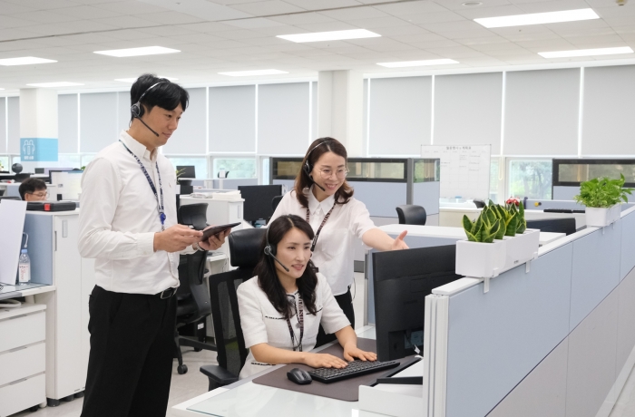 삼성전자서비스 상담 직원들이 고객 상담을 진행 중인 모습. 사진=삼성전자서비스 제공