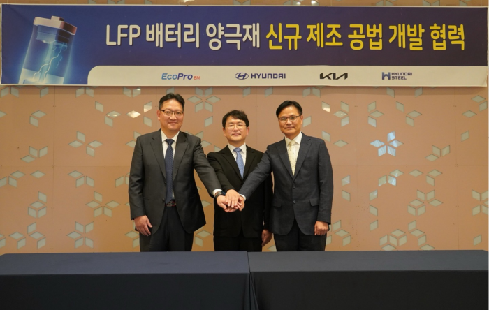 25일 대전광역시 선샤인호텔에서 열린 LFP 배터리 양극재 신규 제조 공법 개발 협력 킥오프회의에 참석한 임희중 현대제철 선행개발실 상무(왼쪽부터), 서준원 에코프로비엠 연구기획담당 전무, 정순준 현대자동차·기아 전동화구동재료개발실 상무. 사진=에코프로비엠 제공