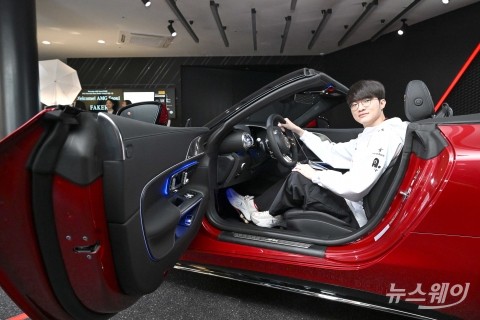 벤츠 &quot;오직 페이커만을 위해&quot;···이상혁에 전설의 車 전달