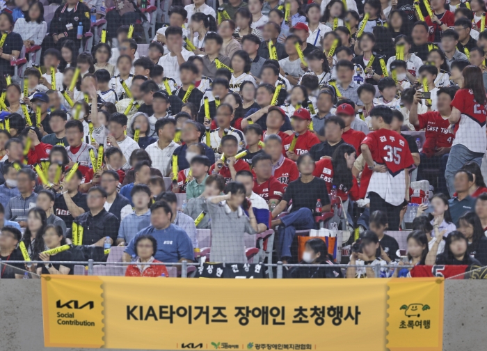 25일(수) '광주-기아 챔피언스필드'에서 진행된 야구 경기에 초청된 인원들이 경기를 관람하는 모습