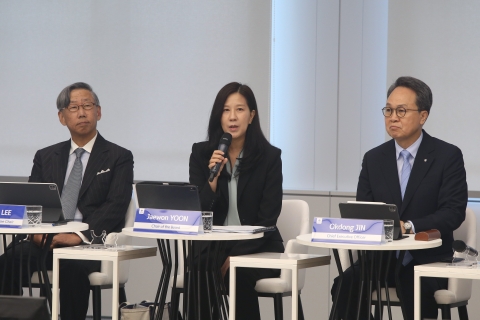 라운드테이블 참석한 진옥동 신한금융 회장 &quot;기업가치 제고 적극 노력&quot;