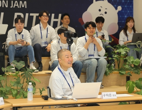 &quot;호반 공격에 비상&quot;···배당 늘리고 '옛 동지' 찾은 구자은
