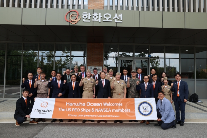 미국 해군 함정사업을 주관하는 장성단이 27일 경기도 시흥에 위치한 한화오션 시흥R&D캠퍼스를 방문, 세계 최고 수준의 R&D 시설을 직접 눈으로 확인했다.(첫번째줄 왼쪽 세번째부터 특수선 해외사업단장 정승균 부사장, 제품전략기술원장 손영창 부사장, 미국 해군 NAVSEA(Naval Sea Systems Command) 윌리엄 그린 제독(소장), 한화오션 김희철 사장, 토마스 앤더슨 제독(소장), 방위사업청 함정사업부장 신현승 준장, 특수선사업부장 어성철 사장). 사진=한화오션 제공