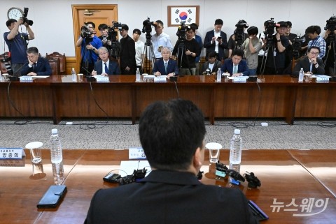 김병환 금융위원장 모두발언 경청하는 조용병·함영주·이석준·임종룡·황병우
