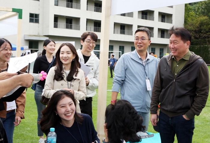 최태원 "지식의 선순환, 다음 50년에도 이어지길"···한국고등교육재단 장학생 격려