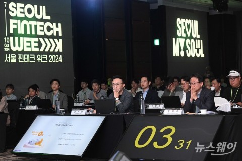 발표 경청하는 정영준 경제일자리기획관·윤희영 네이버클라우드 상무