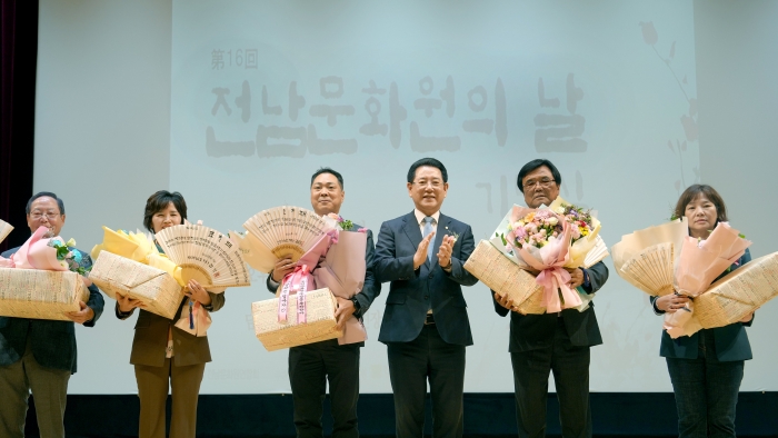 '제16회 전남문화원의 날' 기념식이 8일 담양 문화회관 대공연장에서 열린 가운데 김영록 전라남도지사가 참석자들과 기념촬영을 하고 있다.