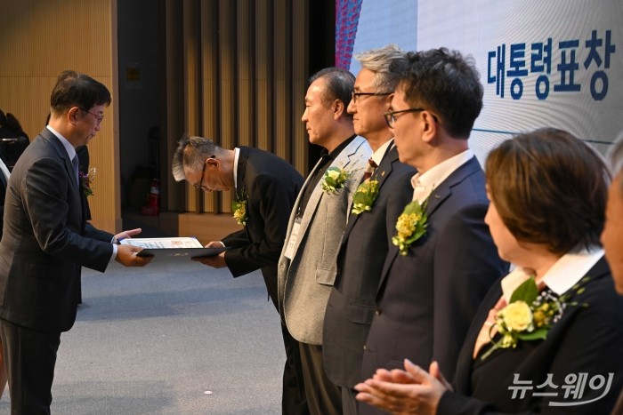 (왼쪽)박상우 국토교통부 장관이 8일 오후 서울 강남구 과학기술컨벤션센터에서 열린 제20회 건축의 날에서 김동훈 진우종합건축 대표에게 대통령표창을 수여하고 있다. 사진=강민석 기자 kms@newsway.co.kr