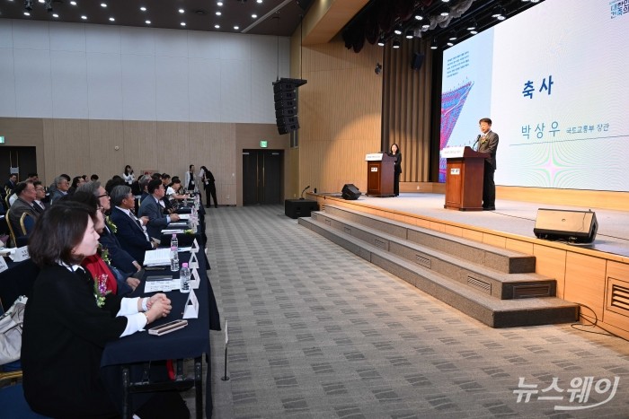 박상우 국토교통부 장관이 8일 오후 서울 강남구 과학기술컨벤션센터에서 열린 제20회 건축의 날에서 축사를 하고 있다. 사진=강민석 기자 kms@newsway.co.kr