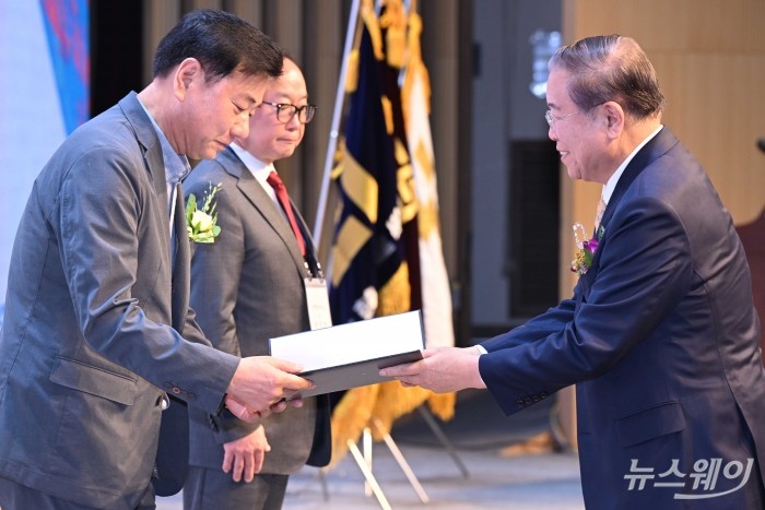 (오른쪽)권영걸 국가건축정책위원회 위원장이 8일 오후 서울 강남구 과학기술컨벤션센터에서 열린 제20회 건축의 날에서 수상자에게 국가건축정책위원장표창을 수여하고 있다. 사진=강민석 기자 kms@newsway.co.kr