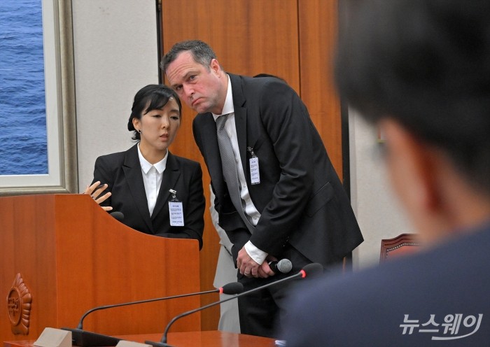 피터얀 반데피트 우아한형제들 대표가 8일 오후 서울 여의도 국회에서 열린 국회 산업통상자원중소벤처기업위원회의 중소벤처기업부 등에 대한 국정감사에서 의원들의 질의를 통역을 통해 듣고 있다. 사진=이수길 기자 Leo2004@newsway.co.kr