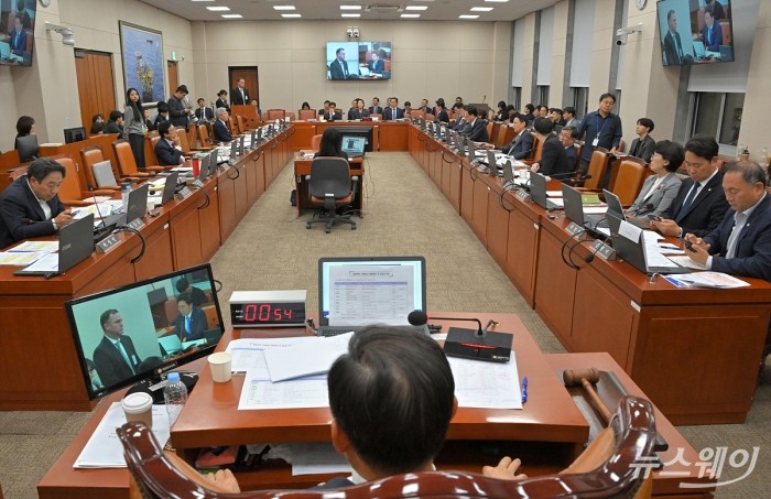 8일 오후 서울 여의도 국회에서 열린 국회 산업통상자원중소벤처기업위원회의 중소벤처기업부 등에 대한 국정감사가 진행되고 있다. 사진=이수길 기자 Leo2004@newsway.co.kr