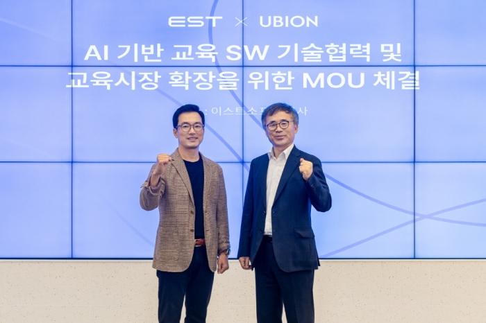 정상원 이스트소프트 대표(왼쪽)와 임재환 유비온 대표(오른쪽)가 업무협약 기념사진을 촬영하고 있다. 사진=이스트소프트 제공