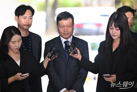 굳은 표정으로 취재진 질문 듣는 구영배 큐텐그룹 회장