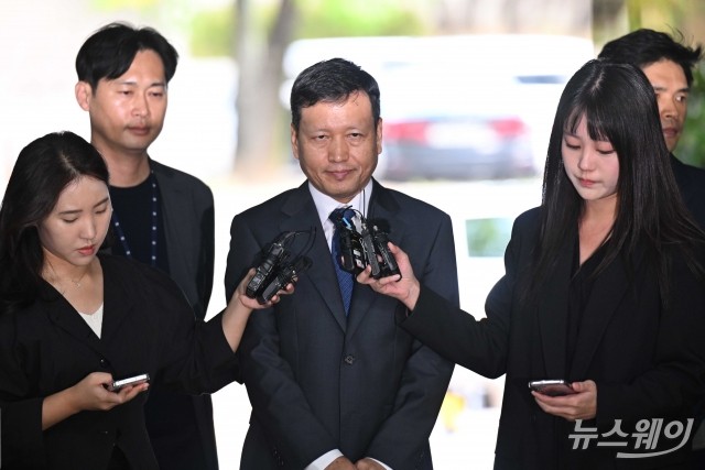 굳은 표정으로 취재진 질문 듣는 구영배 큐텐그룹 회장