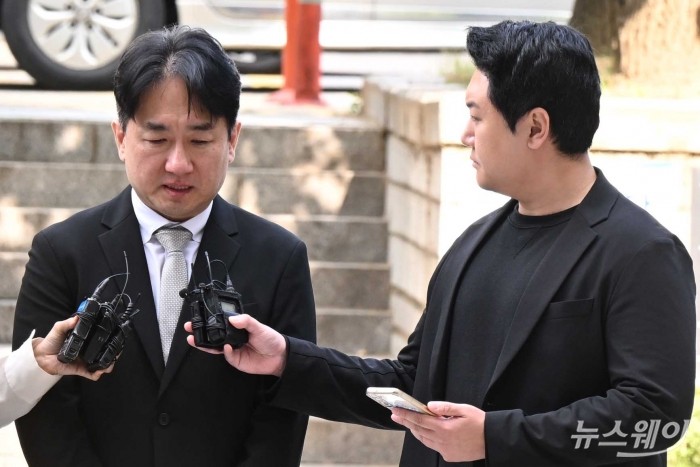 류화현 위메프 대표가 10일 오전 서울 서초구 중앙지방법원에서 열린 구속 전 피의자 심문(영장실질심사)에 특정경제범죄 가중처벌 법률 위반(사기·횡령·배임) 등 혐의로 법원에 출석하던 중 취재진의 질문에 답변하고 있다. 사진=강민석 기자 kms@newsway.co.kr
