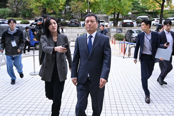 구영배 큐텐그룹 회장이 10일 오전 서울 서초구 중앙지방법원에서 특정경제범죄 가중처벌 법률 위반(사기·횡령·배임) 등 혐의 관련 구속 전 피의자 심문(영장실질심사)을 마친 뒤 심문 결과를 대기하기 위해 법원을 나선 가운데 취재진들의 질문을 회피하고 있다. 사진=강민석 기자 kms@newsway.co.kr