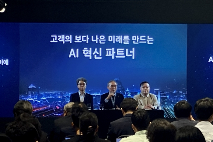 KT 김영섭 대표(가운데), KT 기술혁신부문장 오승필 부사장(왼쪽), KT 컨설팅그룹장 정우진 전무(오른쪽)가 10일 오전 '노보텔 앰배서더 서울 동대문'에서 열린 'AICT 사업전략 발표 기자간담회'에서 질의에 답변하고 있다. 사진=김세현 기자