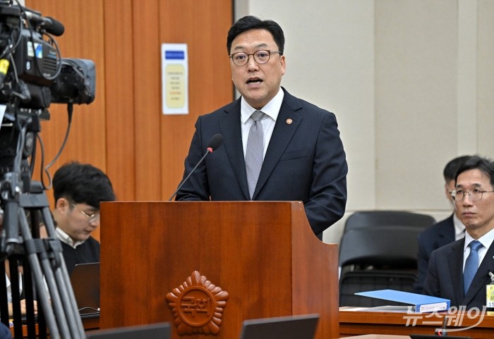 김병환 금융위원장이 10일 오전 서울 여의도 국회 정무위원회에서 열린 금융위원회·한국산업은행·중소기업은행에 대한 국정감사에 출석해 업무보고를 하고 있다. 사진=이수길 기자 Leo2004@newsway.co.kr