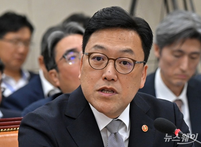 김병환 금융위원장이 10일 오전 서울 여의도 국회 정무위원회에서 열린 금융위원회·한국산업은행·중소기업은행에 대한 국정감사에 출석해 의원의 질의에 답하고 있다. 사진=이수길 기자 Leo2004@newsway.co.kr