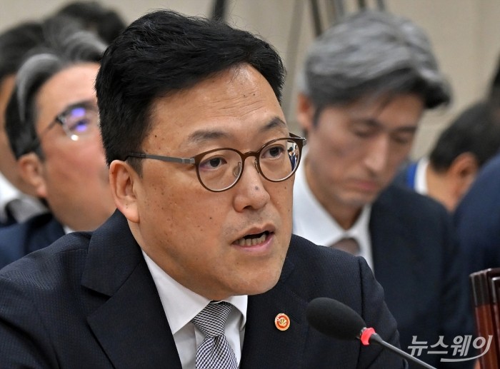 김병환 금융위원장이 10일 오전 서울 여의도 국회 정무위원회에서 열린 금융위원회·한국산업은행·중소기업은행에 대한 국정감사에 출석해 의원의 질의에 답하고 있다. 사진=이수길 기자 Leo2004@newsway.co.kr