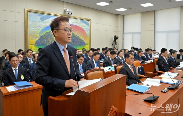 강석훈 한국산업은행 회장이 10일 오전 서울 여의도 국회 정무위원회에서 열린 금융위원회·한국산업은행·중소기업은행에 대한 국정감사에 출석해 업무보고를 하고 있다. 사진=이수길 기자 Leo2004@newsway.co.kr