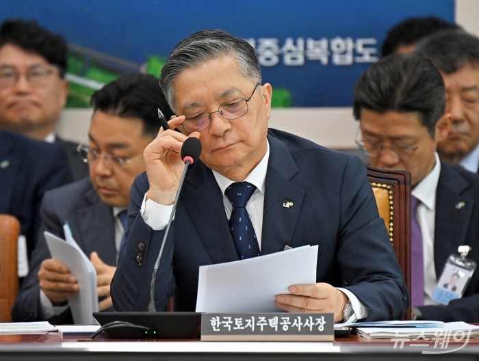 이한준 한국토지주택공사(LH) 사장이 10일 오전 서울 여의도 국회 국토교통위원회에서 열린 한국토지주택공사·국토안전관리원 등에 대한 국정감사에 출석해 자료를 확인하고 있다. 사진=이수길 기자 Leo2004@newsway.co.kr