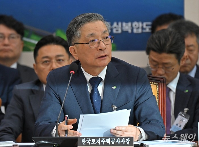 이한준 한국토지주택공사(LH) 사장이 10일 오전 서울 여의도 국회 국토교통위원회에서 열린 한국토지주택공사·국토안전관리원 등에 대한 국정감사에서 의원 질의에 답변하고 있다. 사진=이수길 기자 Leo2004@newsway.co.kr