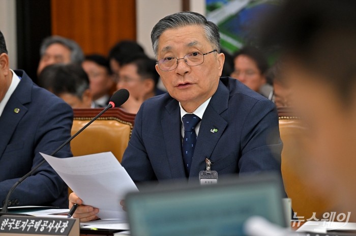 이한준 한국토지주택공사(LH) 사장이 10일 오전 서울 여의도 국회 국토교통위원회에서 열린 한국토지주택공사·국토안전관리원 등에 대한 국정감사에서 의원 질의에 답변을 하고 있다. 사진=이수길 기자 Leo2004@newsway.co.kr